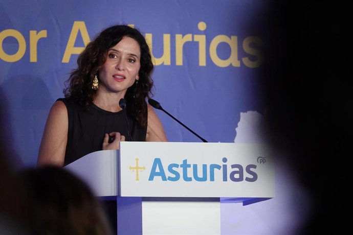 La presidenta de la Comunidad de Madrid, Isabel Díaz Ayuso, interviene durante la gala de entrega del primer Premio ‘Tomás Antuña’, a 29 de agosto de 2025, en Llanes, Asturias (España).
