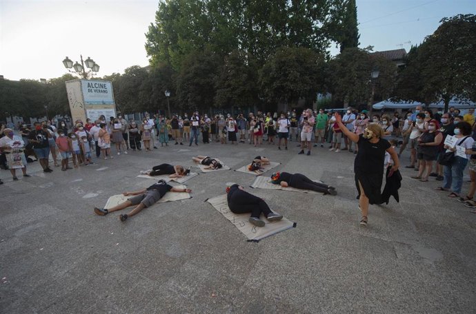Archivo - Un grupo de personas se manifiestan en la Plaza de los Santos Niños de Alcalá de Henares. 