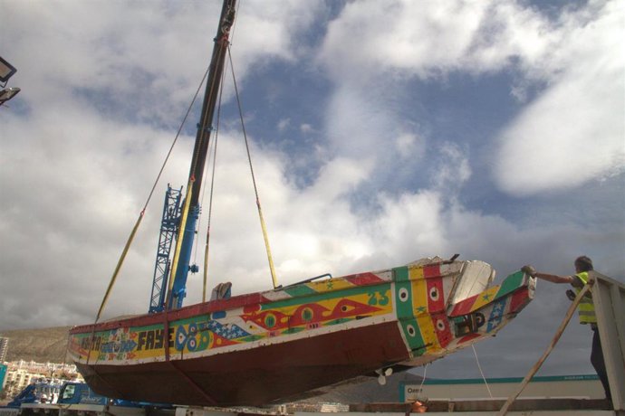 Archivo - Llegada de barcazas de migrantes a las Islas Canarias (imagen de archivo) 