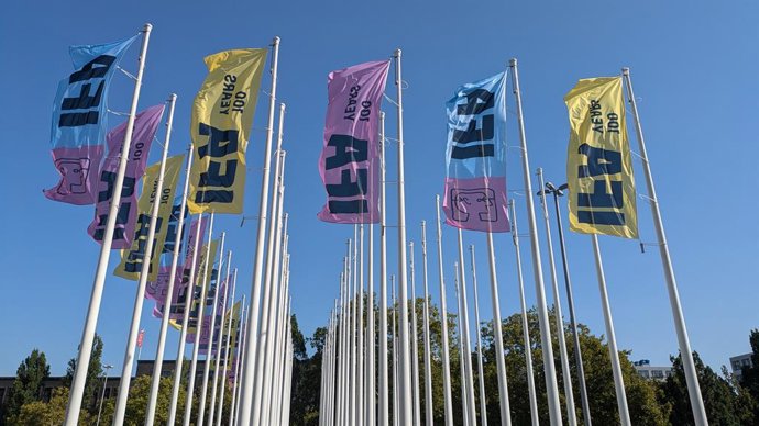 Banderas a la entrada de Messe Berlin por la feria IFA 2024