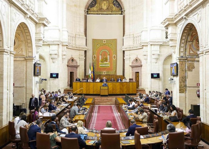 Archivo - Salón de plenos del Parlamento andaluz. (Foto de archivo).