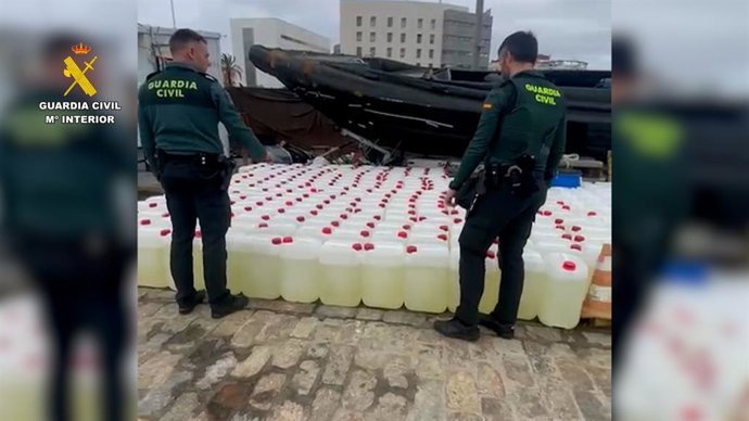 Archivo - La Guardia Civil interviene más de 5.500 litros de combustible para el abastecimiento de narcolanchas en Punta Umbría (Huelva).