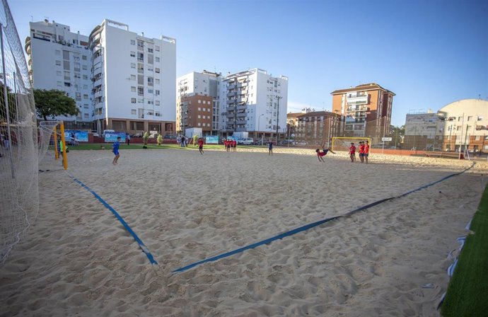 Imagen del Campo de Fútbol Playa de la calle Jabugo, en Huelva.