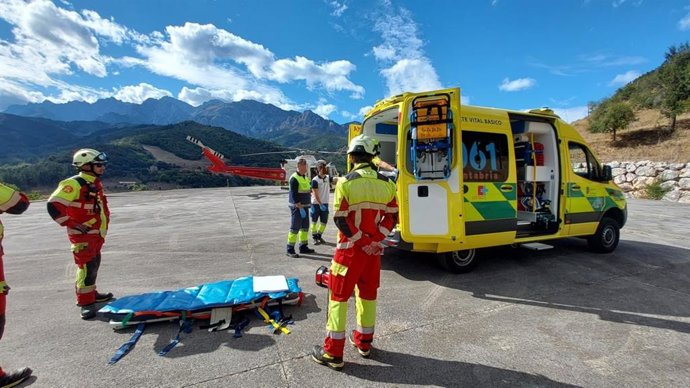 El helicóptero traslada a un madrileño con posible lesión medular