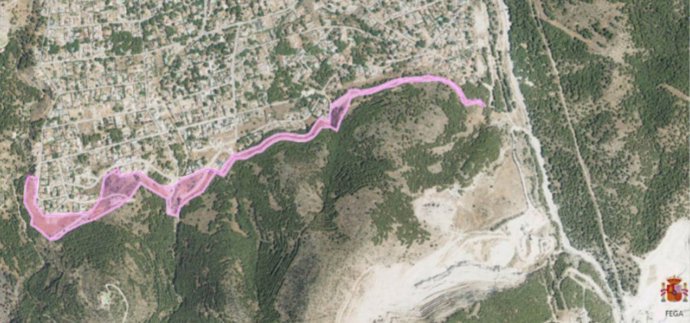 El Ayuntamiento actúa particularmente en la denominada zona de interfaz urbano-forestal, en su vertiente sur, para mejorar sus condiciones de seguridad y salubridad desde el control estricto de la vegetación de crecimiento espontáneo.