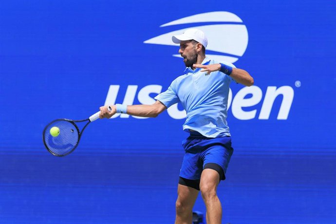 El tenista serbio Novakj Djokovic golpea una bola durante el US Open 2025