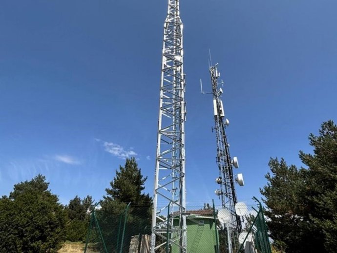 Imagen de la torre de telecomunicaciones en Fiscal que permite una mejor cobertura y servicios en la parte occidental de la comarca del Sobrarbe.