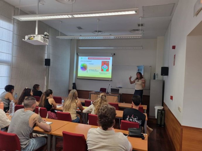 Carolina Duarte, en su ponencia sobre TEA e intervención asistida con animales.