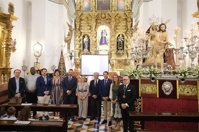 Imagen de familia de la Diputación de Córdoba junto a la imagen restaurada de Nuestro Padre Jesús Amarrado a la Columna de Cabra.