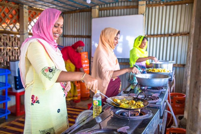 Un grupo de mujeres rohingya cocinando.