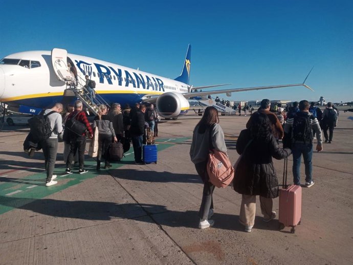Archivo - Pasajeros de un vuelo de Ryanair suben a bordo de un avión