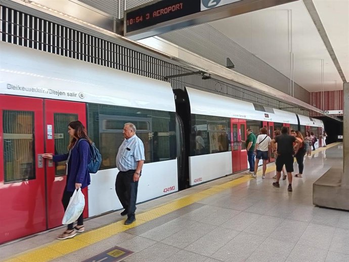 Archivo - Viajeros entrando a un tren de Metrovalencia
