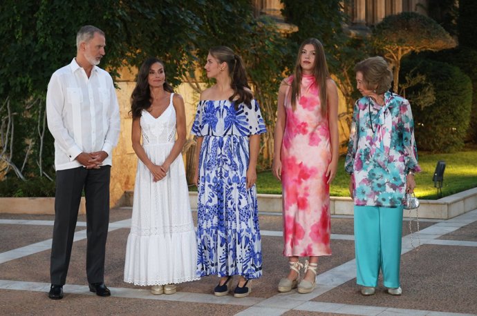 Los Reyes Don Felipe y Doña Letizia, la Princesa Leonor, la Infanta Sofía y la Reina Doña Sofía durante la recepción a las autoridades y una representación de la sociedad balear en el Palacio de Marivent, a 4 de agosto de 2025, en Palma de Mallorca 