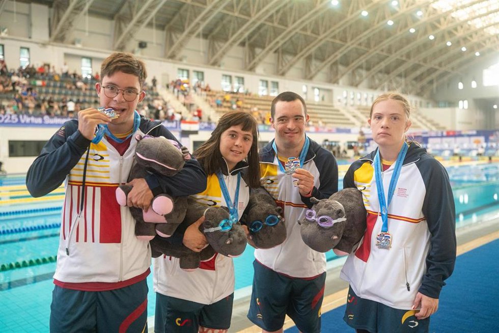 Los nadadores de la FEDDI del relevo mixto durante el Mundial VIRTUS de Bangkok