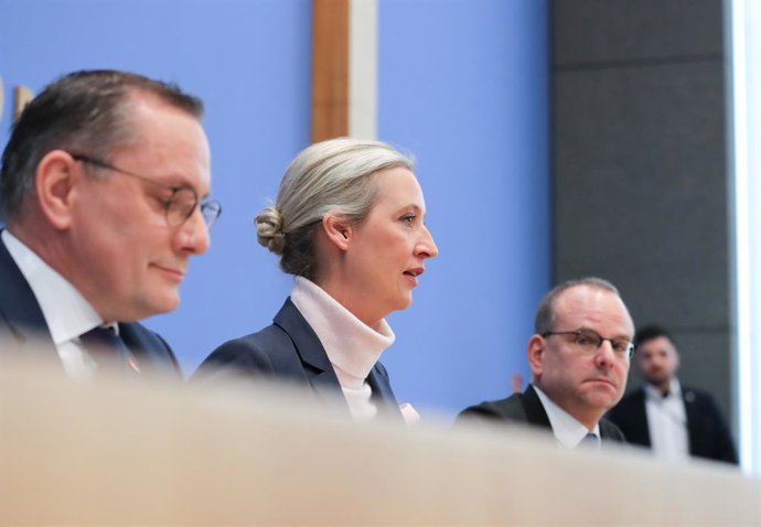 Archivo - BERLIN, Feb. 24, 2025  -- Alice Weidel (C), co-leader of the Alternative for Germany (AfD), attends a press conference in Berlin, Germany, Feb. 24, 2025. Germany's conservative bloc, the Christian Democratic Union (CDU) and the Christian Social 