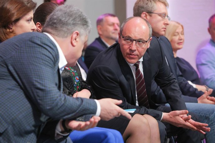 Archivo - 31 de maio de 2019 - Kiev, Ucrânia - O presidente do Parlamento ucraniano, Andriy Parubiy, conversa com Petro Poroshenko durante o congresso em Kiev, Ucrânia, em 31 de maio de 2019. O congresso do partido político Solidariedade Europeia é realiz