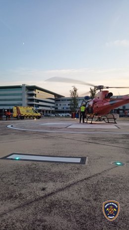 El helicóptero Sa Milana de Bomberos de Mallorca traslada al herido al Hospital Universitario de Son Espases