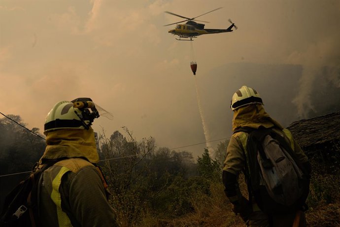 Serviços de emergência trabalham para extinguir o incêndio, em 26 de agosto de 2025, em Castro de Abaixo, Lugo, Galícia (Espanha). As condições parecem estar melhorando na província de Lugo, que tem sido particularmente atingida nos últimos dias pela onda