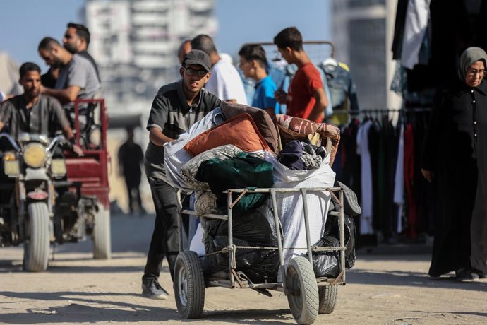 CIDADE DE GAZA, 29 de agosto de 2025 -- Palestinos fugindo para o sul da Faixa de Gaza são vistos em uma estrada na Cidade de Gaza, em 28 de agosto de 2025. Uma sensação generalizada de medo e incerteza domina os cerca de um milhão de residentes da Cidade