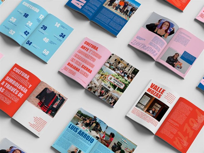 Varias páginas de la revista 'Almazuela'