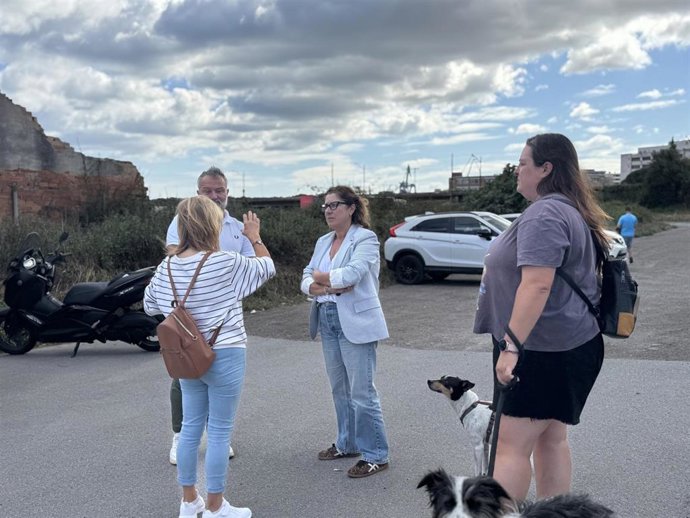 La portavoz del PSOE de Gijón, Carmen Eva Pérez Ordieres, con vecinos de Jove.