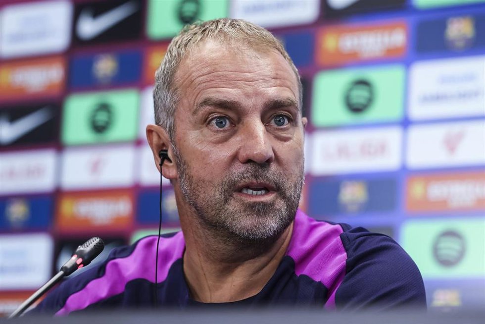 El entrenador del FC Barcelona Hansi Flick en rueda de prensa