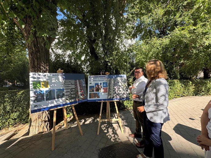 El delegado del Área de Políticas de Vivienda del Ayuntamiento de Madrid y presidente de la Empresa Municipal de la Vivienda y Suelo, Álvaro González, visita los edificios rehabilitados de la Calle Cañada 1-3, en el distrito de Moratalaz, a 30 de agosto.