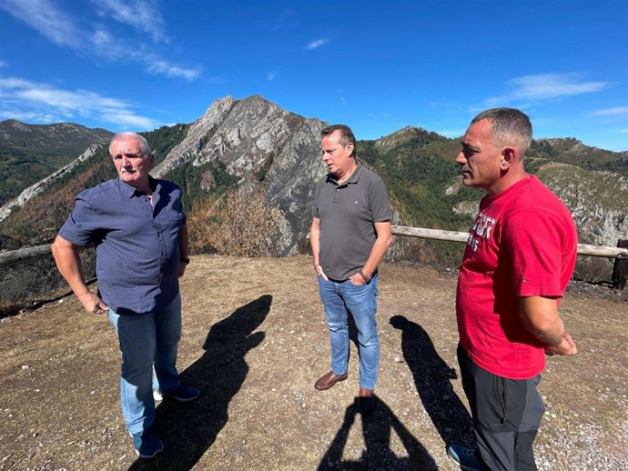 El alcalde de Caso, Miguel Ángel Fernández; el consejero de Medio Rural y Política Agraria, Marcelino Marcos, y el concejal de Medio Rural y teniente de alcalde de Caso, Juan Ramón Vega.