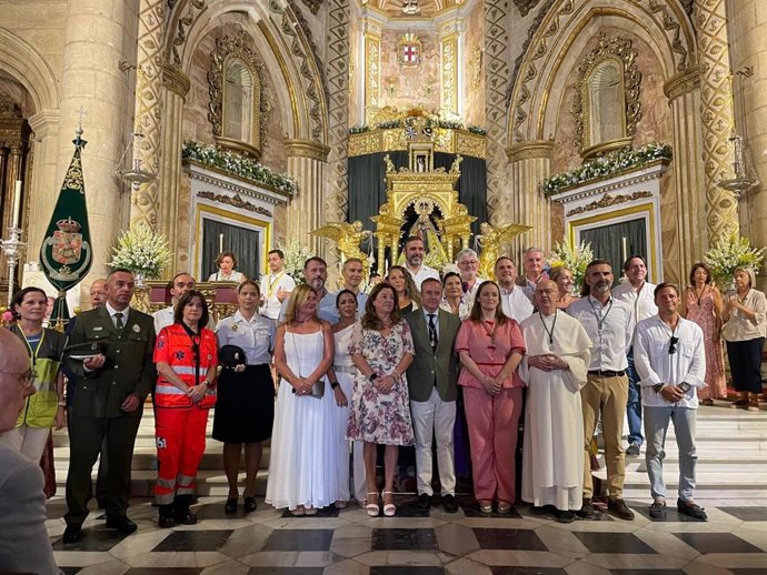 Los consejeros de Desarrollo Educativo y de Agricultura, Pesca, Agua y Desarrollo Rural de la Junta de Andalucía, Mari Carmen Castillo y Ramón Fernández-Pacheco, en la ofrenda floral de la Virgen del Mar.