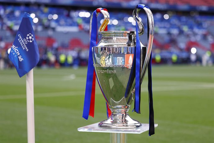 Archivo - Detail of the trophy during of the UEFA Champions League Final 2025 between Paris Saint-Germain and FC Internazionale Milano at Munich Football Arena on May 31, 2025 in Munich, Germany.