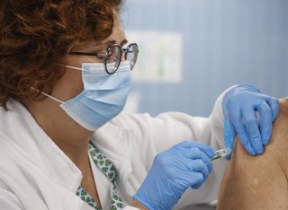 Archivo - Una enfermera vacuna al conseller de Sanidad de la Generalitat Valenciana, Marciano Gómez, en la campaña de vacunación frente a la gripe y la Covid-19, en el centro de salud Serrería, a 2 de enero de 2024, en Valencia, Comunidad Valenciana (Espa