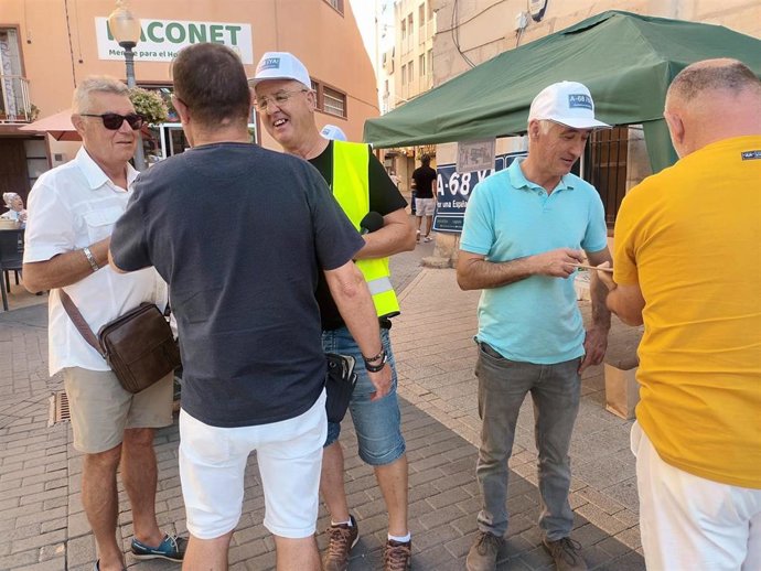 Recogida de firmas que lleva a cabo el Movimiento Ciudadano Teruel Existe este sábado en Vinaroz para reclamar que se acaben las obras de la A-68 .