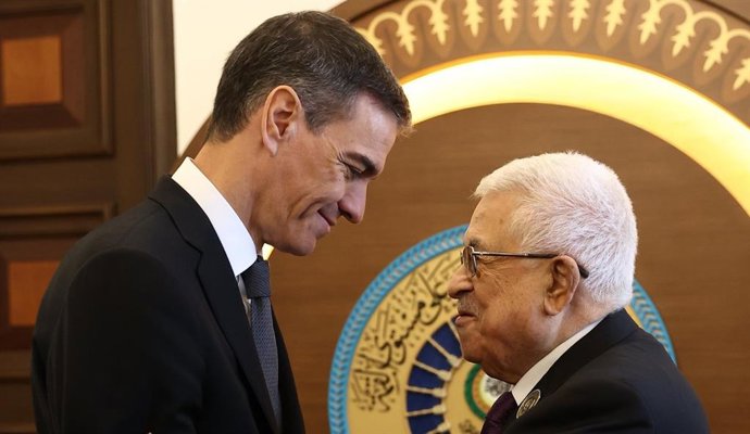 Archivo - Arquivo - O presidente do governo espanhol, Pedro Sánchez, reunido em Bagdá (Iraque) com o presidente palestino, Mahmoud Abbas, em 17 de maio de 2025.
