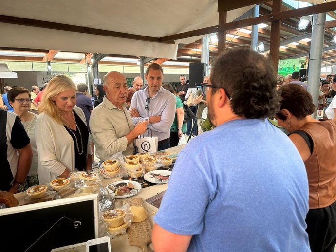El secretario general de Foro Asturias y diputado en la Junta General, Adrián Pumares, visita el certamen del Quesu Casín.