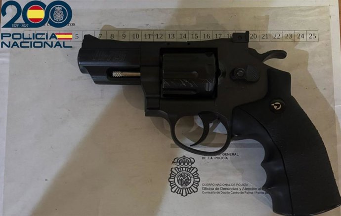 Revólver de aire comprimido intervenido a la detenida