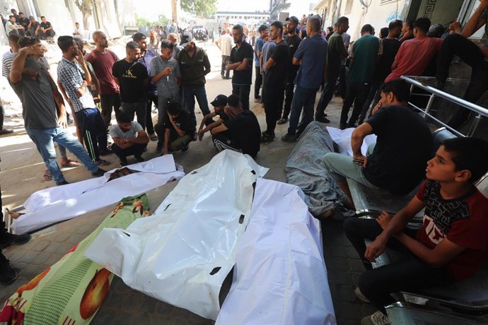 28 de agosto de 2025, Cidade de Gaza, Faixa de Gaza, Território Palestino: CONTEÚDO GRÁFICO: Pessoas carregam corpos de palestinos que foram mortos em um ataque israelense na Cidade de Gaza, de acordo com médicos, no Hospital Al-Shifa, na Cidade de Gaza, 