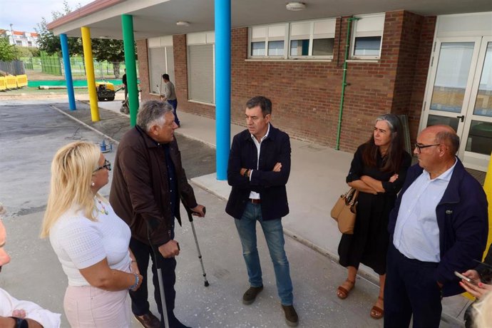 El conselleiro de Educación, Universidades e FP, Román Rodríguez, en su visita a Portonovo, a 30 de agosto de 2025.