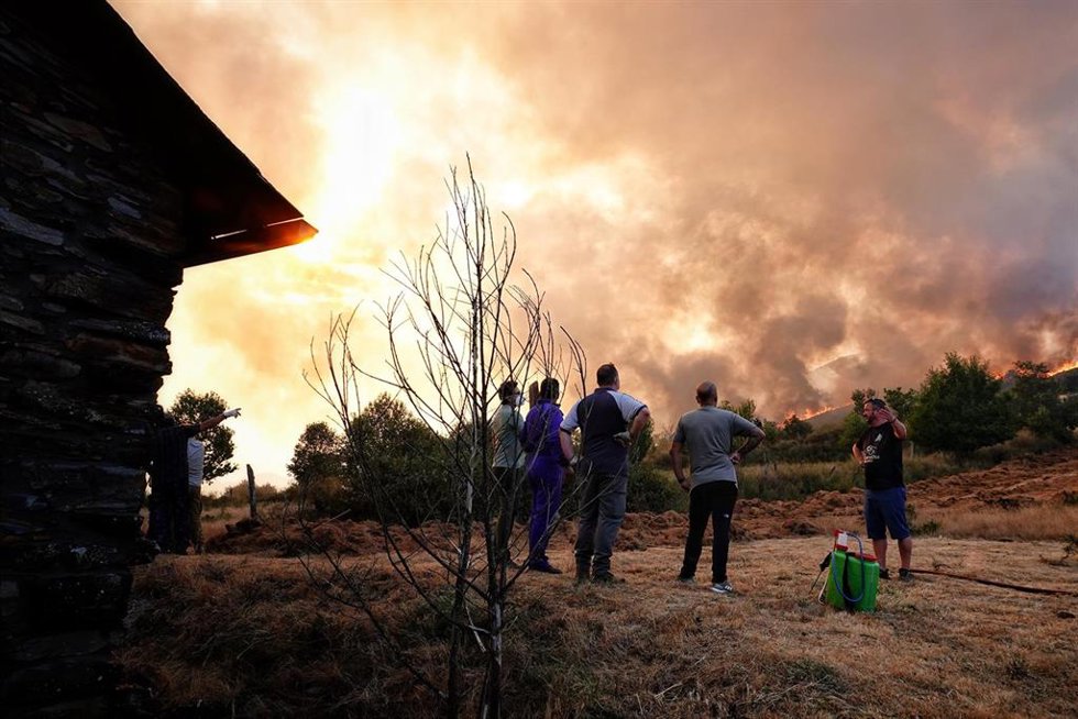 Varios vecinos tratan de apagar el fuego, a 21 de agosto de 2025, en Anllarinos del Sil, León, Castilla y León (España). El último balance de la situación de incendios forestales del Servicio de Emergencias del Principado de Asturias (SEPA) correspondie