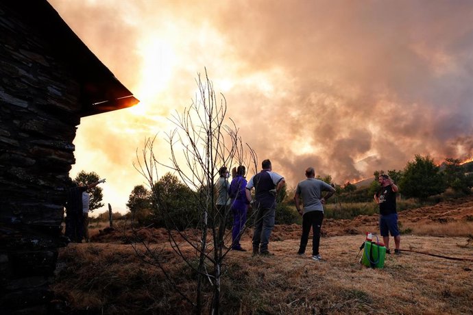 Vários moradores locais tentam apagar o fogo em 21 de agosto de 2025 em Anllarinos del Sil, León, Castilla y León (Espanha). O último balanço da situação dos incêndios florestais do Serviço de Emergência do Principado de Astúrias (SEPA) para o ano de 2010