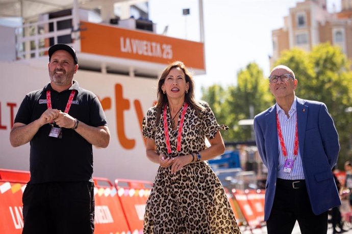 La alcaldesa de Zaragoza ha recorrido la zona de llegada de la octava etapa de la Vuelta España Monzón - Zaragoza, situada en la Puerta del  Carmen adonde los corredores llegarán tras haber completado un circuito de más de 20 kilómetros por la capital.