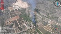 (AMP) Medios aéreos trabajan en extinguir un incendio forestal en Benimodo (Valencia), con evolución positiva