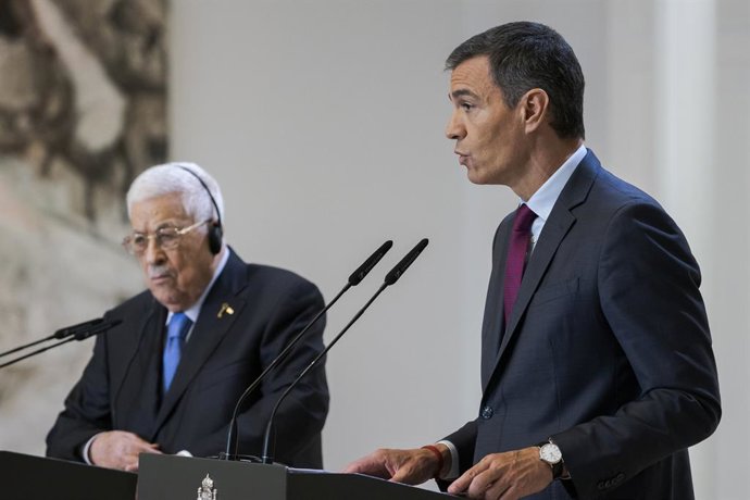 Archivo - Arquivo - 19 de setembro de 2024, Madri, Espanha: O presidente palestino Mahmoud Abbas (esq.) e o primeiro-ministro da Espanha, Pedro Sanchez (dir.), falam durante uma coletiva de imprensa no Palácio Moncloa, em Madri.