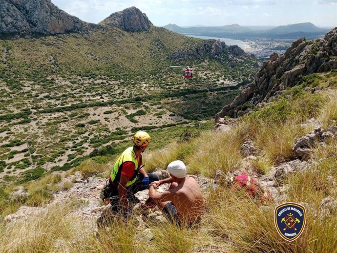 Bomberos de Mallorca rescatan un hombre tras sufrir una caída en la zona de Cavall Bernat