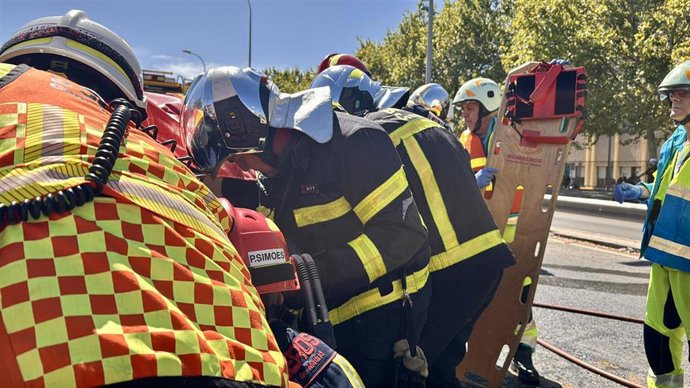 El Summa 112 atiende a un hombre y una mujer tras un accidente de coche en Getafe, Madrid, el 30 de agosto de 2025.