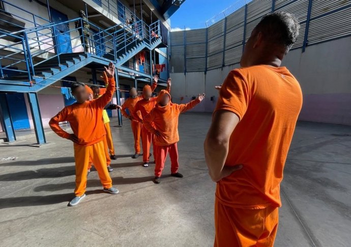 Archivo - Reclusos en una prisión de Ecuador (archivo)