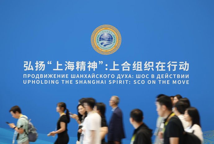 TIANJIN, 29 de agosto de 2025 -- Trabalhadores da mídia chegam para a Cúpula da Organização de Cooperação de Xangai (SCO) 2025 em Tianjin, norte da China, em 28 de agosto de 2025. Líderes da Ásia, Europa e África se reunirão na cidade portuária de Tianjin