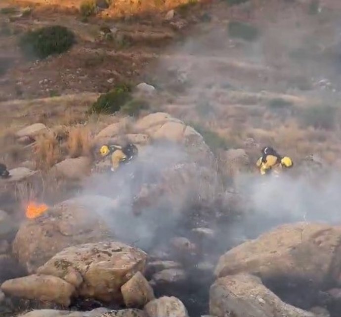 Efectivos del Infoca trabajan en el incendio declarado en Lubrín (Almería)