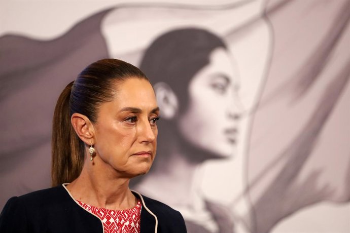 A presidente do México, Claudia Sheinbaum Pardo, fala durante uma coletiva de imprensa sobre os casos de corrupção envolvendo pensões multimilionárias na Petróleos Mexicanos (PEMEX), no Palácio Nacional, em 29 de agosto de 2025, na Cidade do México, Méxic