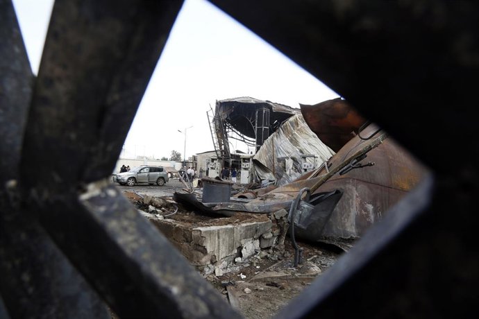 SANAA, 25 de agosto de 2025 -- Pessoas inspecionam um posto de gasolina destruído após ter sido atingido por ataques aéreos israelenses no domingo, em Sanaa, Iêmen, 25 de agosto de 2025. O número de mortos subiu para seis em decorrência dos ataques aéreos