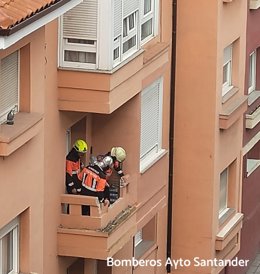 El desprendimiento de partes de un balcón a la calle dañan un coche aparcado en Santander